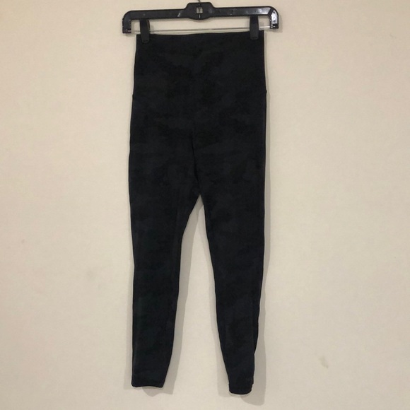 lululemon athletica Pants - Lululemon black camo Unlimit high rise tight 25” sz 6 excellent condition
